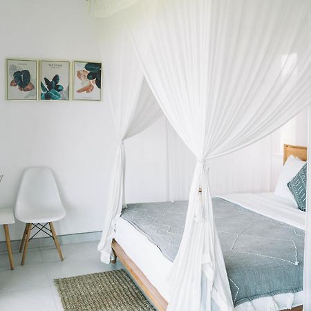 Airsatang Three Palms Surf & Stay Medewi מראה חיצוני תמונה