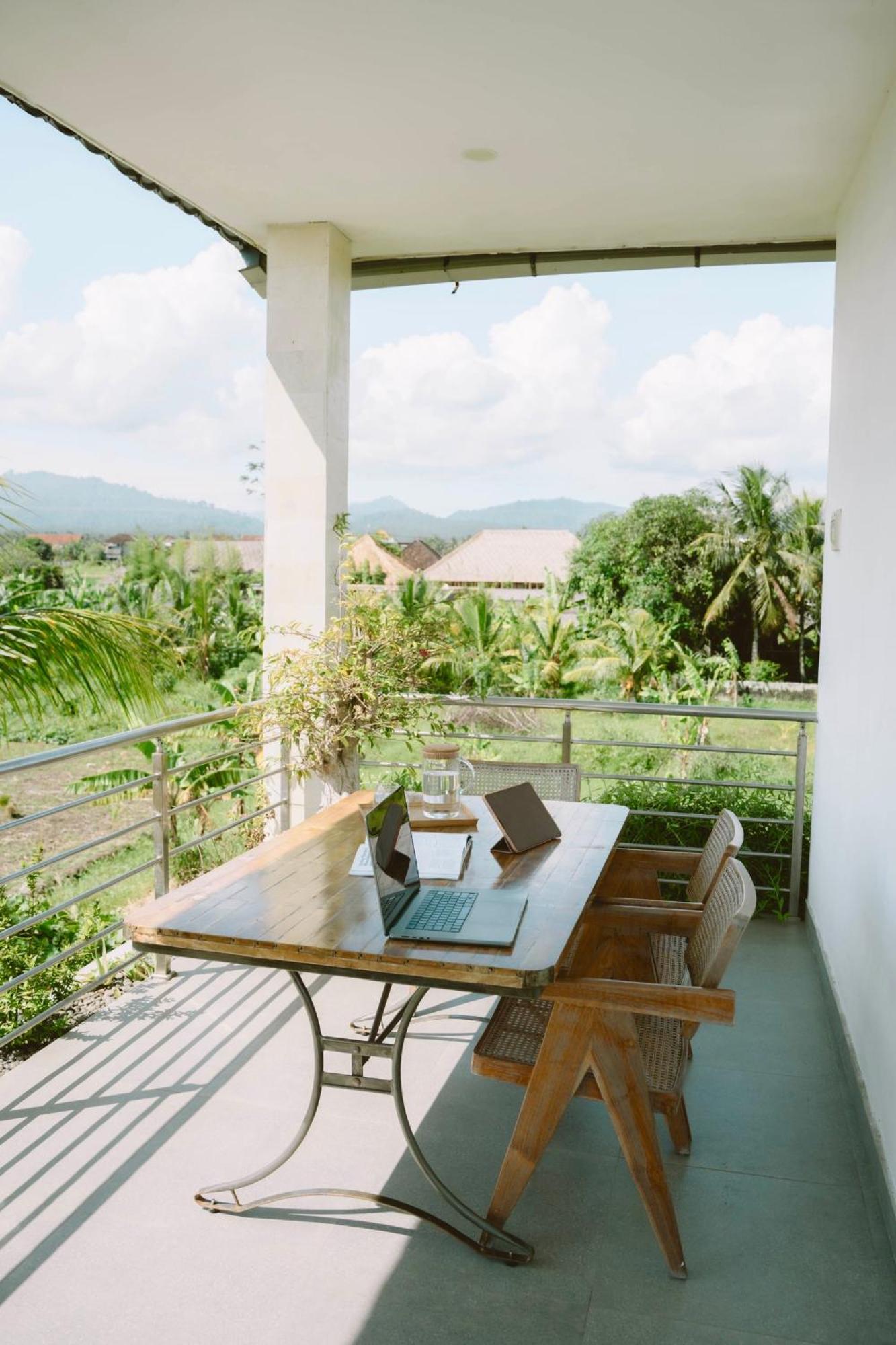 Airsatang Three Palms Surf & Stay Medewi מראה חיצוני תמונה